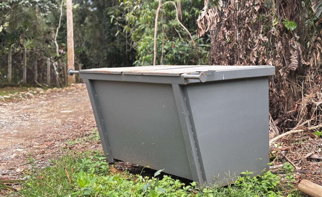 Instalação de lixeiras reforça descarte correto em Morretes