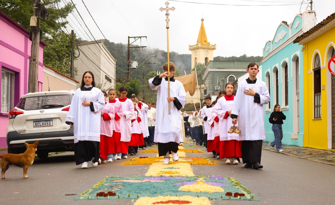 Corpus Christi reúne fiéis e mantém tradição religiosa em Morretes