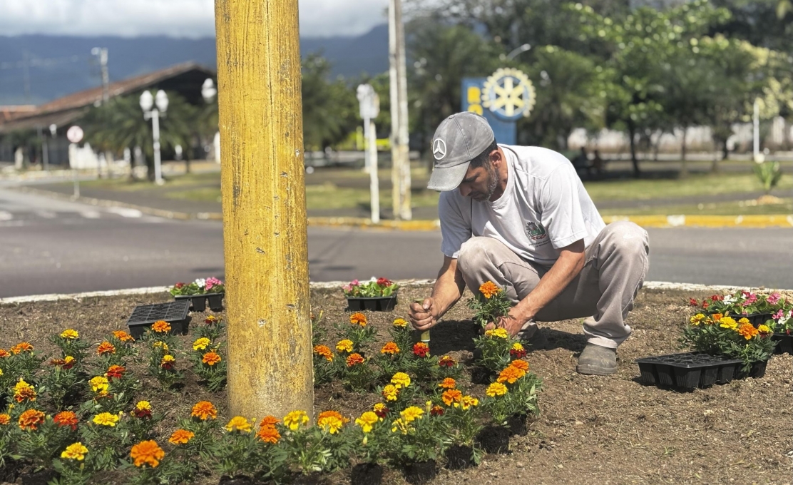 Prefeitura realiza ações de limpeza e revitalização paisagística na entrada da cidade e em praças centrais