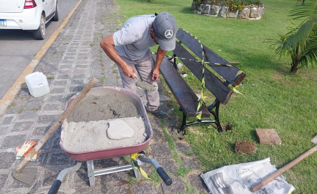 Início da Troca dos Bancos da Praça Rocha Pombo