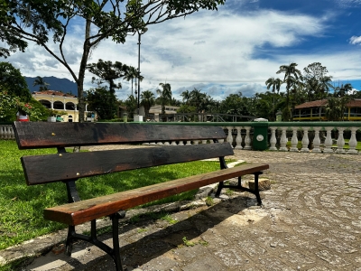Novos bancos são instalados na Rua das Flores