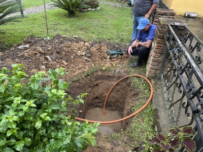Prefeitura de Morretes realiza limpeza de bueiros e bocas de lobo próximos ao Colégio Miguel Schleder e Rio Nhundiaquara