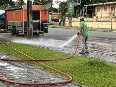 Prefeitura realiza limpeza e prepara meios-fios para pintura na Praça Rocha Pombo