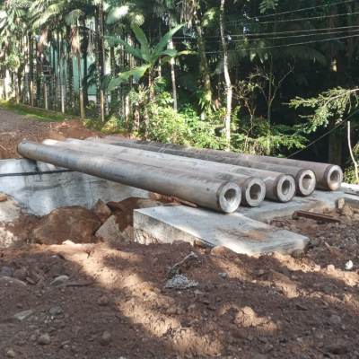 Lançamento das vigas sobre as cabeceiras da Ponte sobre o Rio Sagrado no Candonga