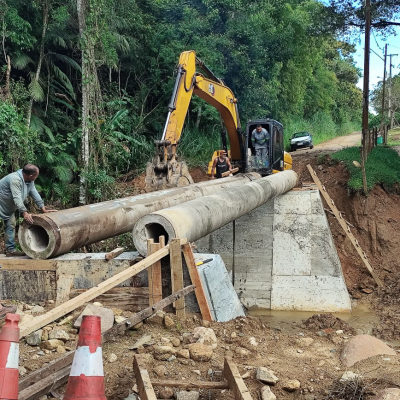 Obras da Ponte Cruzeiro avançam com instalação de tubos