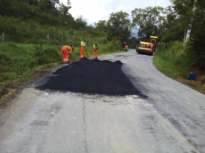 Secretaria Municipal de Infraestrutura realiza manutenções na estrada do Sambaqui