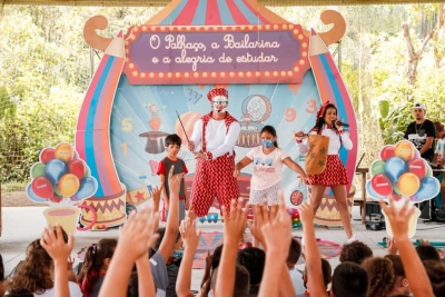 Escolas Municipais de Morretes recebem um show infantil de circo e teatro