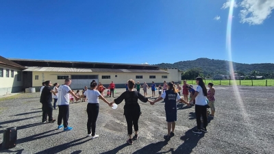 Prefeitura de Morretes realiza caminhada contra o sedentarismo na comunidade do Sambaqui