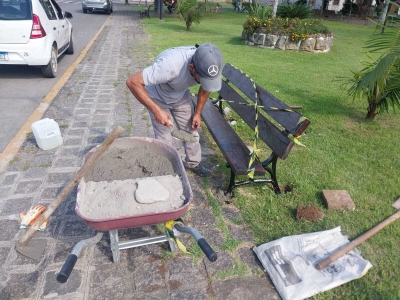 Início da troca dos bancos da Praça Rocha Pombo