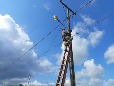 Secretaria Municipal de Infraestrutura realiza manutenção na iluminação pública no bairro Barreiros