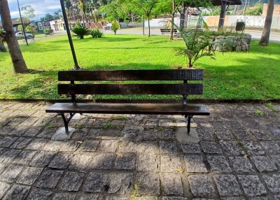 Manutenção dos bancos da Praça Rocha Pombo é concluída