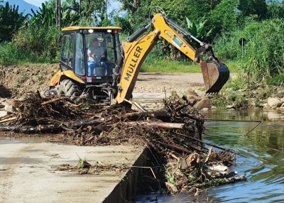 Secretaria de Infraestrutura realiza limpeza e reparo na Ponte Molhada em Morretes