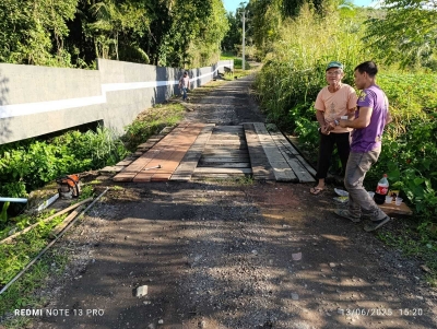 Secretaria de Infraestrutura realiza manutenção na ponte da Rua Beija Flor, no Sambaqui