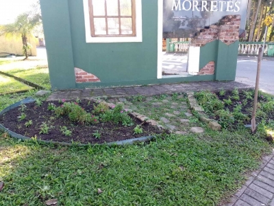 Prefeitura realiza manutenção de canteiros e flores nas praças e no centro de Morretes