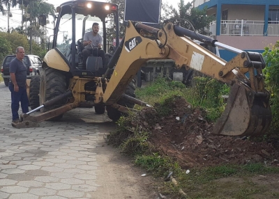 Serviço de roçada percorre bairros da cidade