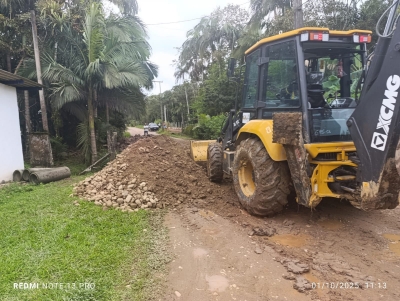 Prefeitura de Morretes realiza construção de bueiro no bairro Barreiros