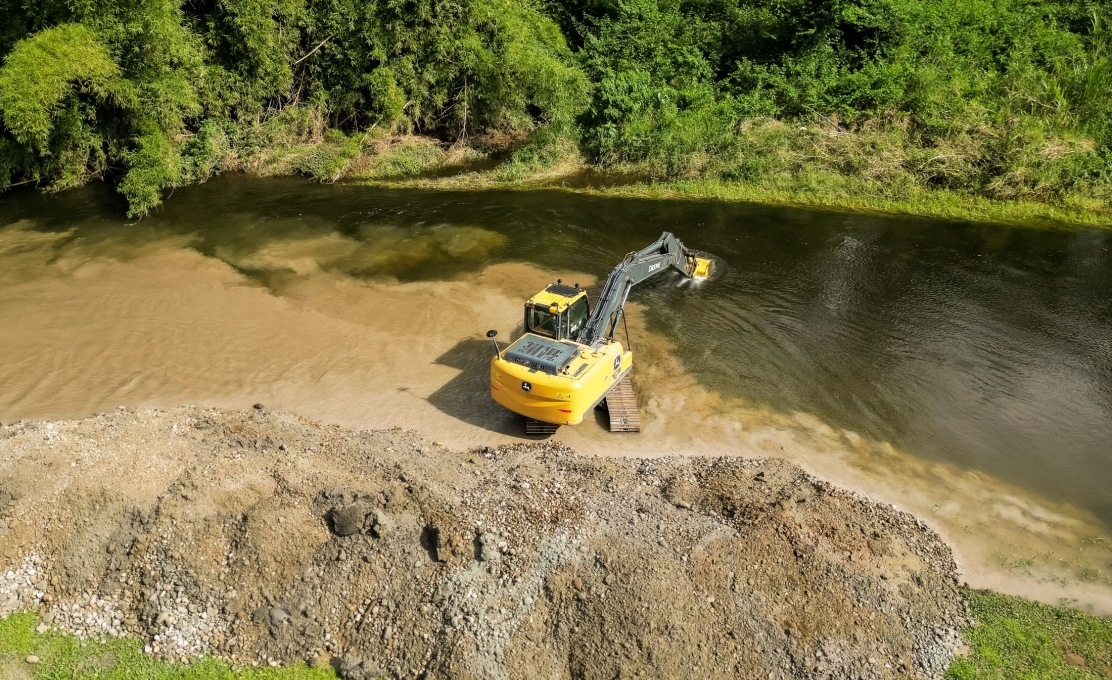 Prefeitura de Morretes inicia desassoreamento e limpeza do Rio Marumbi