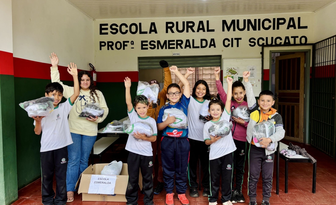 Prefeitura de Morretes entrega novos uniformes para estudantes da rede municipal