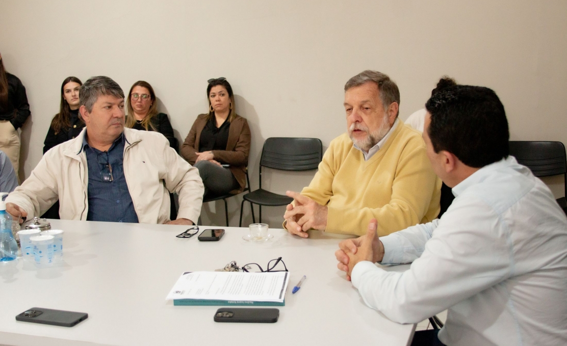 Senador Flávio Arns participa de reunião oficial na prefeitura de Morretes