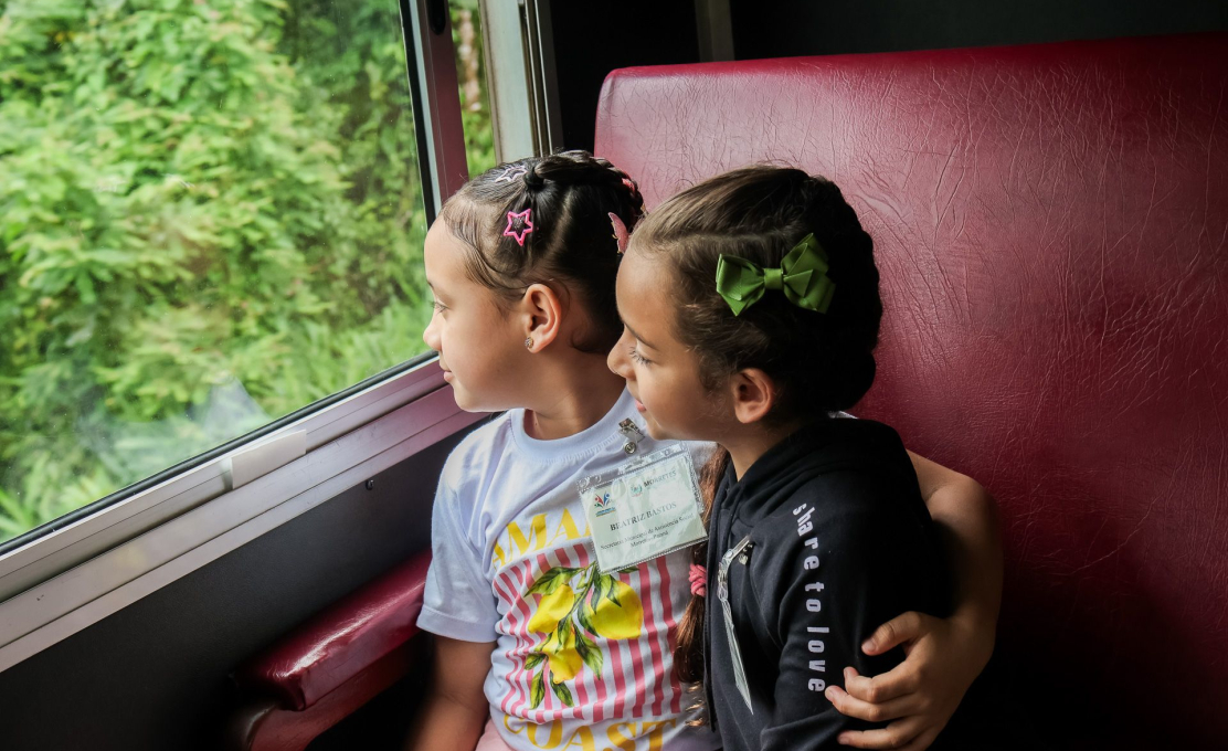 Crianças e adolescentes de Morretes realizam viagem de trem a Curitiba em ação do Mês das Crianças