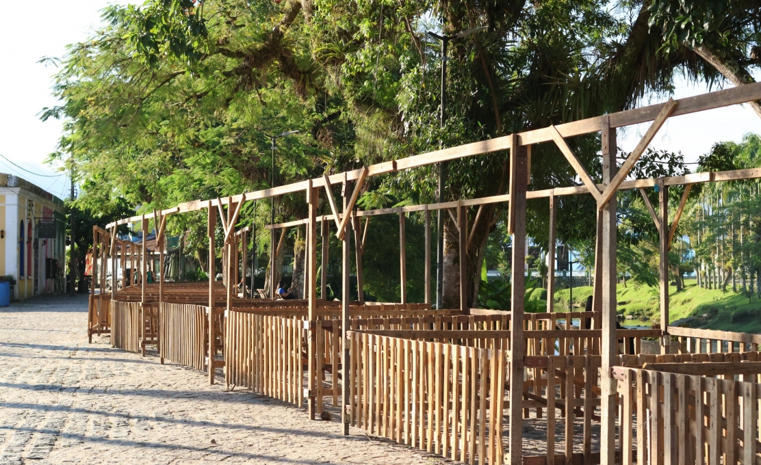 Morretes se prepara para a 40ª Festa-Feira com montagem das estruturas em andamento