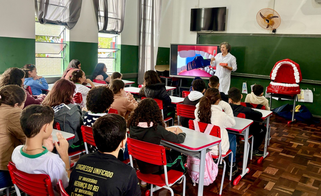 Alunos da Escola Municipal Benedita da Silva participam de ação de saúde bucal