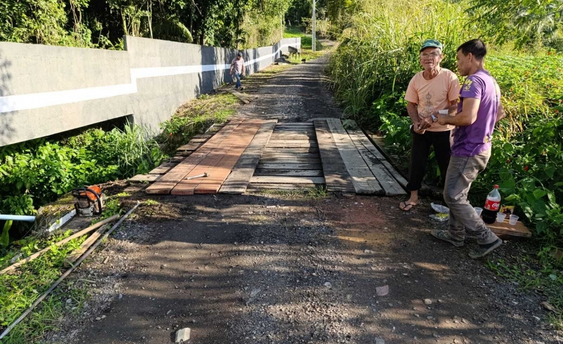 Secretaria de Infraestrutura Realiza Manutenção Na Ponte da Rua Beija Flor, No Samb...