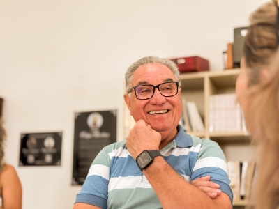 Autor morretense doa exemplares de livro à Biblioteca Pública e eterniza sua trajetória ligada ao Porto de Cima