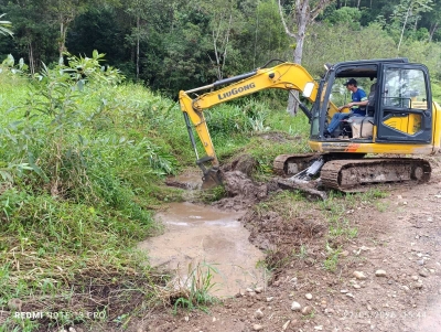 Manutenção e limpeza de valetas na Estrada da Fazenda Tangará