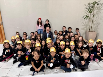Alunos da Escola Miguel Schleder apresentam ações do Maio Laranja na Prefeitura de Morretes
