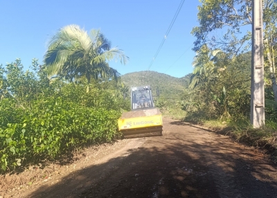 Secretaria de Infraestrutura realiza serviço de patrolamento e compactação na Estrada do Pindaúva